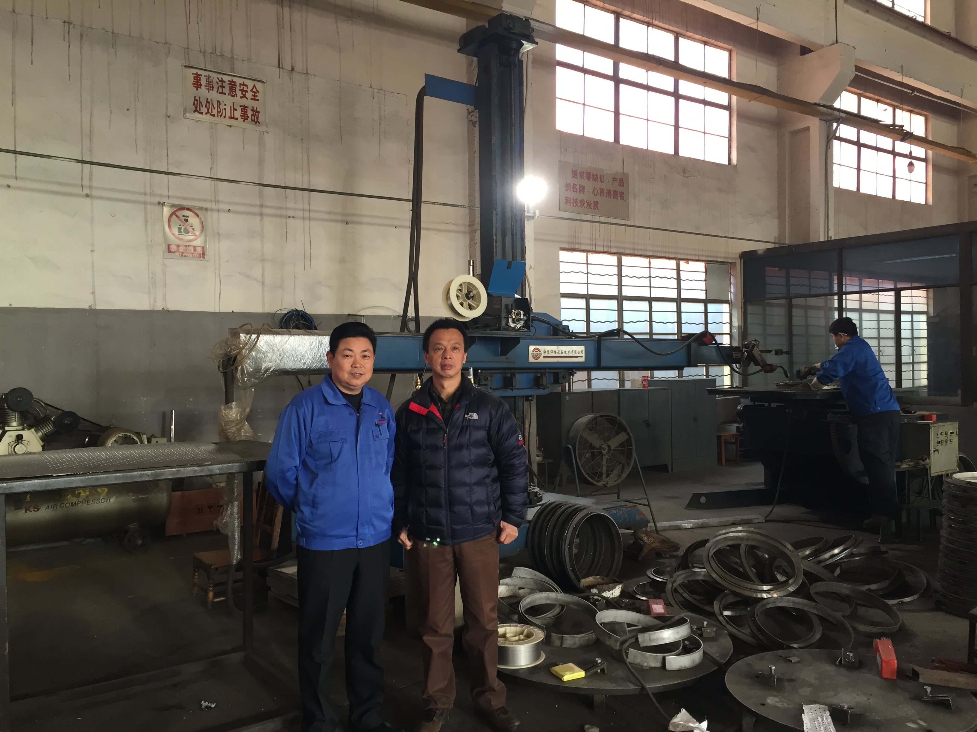  图为海狮邬总和jdb电子游戏徐董在jdb电子游戏老装备前合影